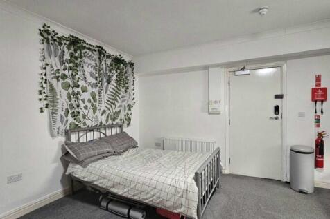 A tidy double bedroom featuring a comfortable m...