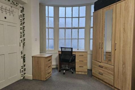 A neat and well-maintained single bedroom featu...