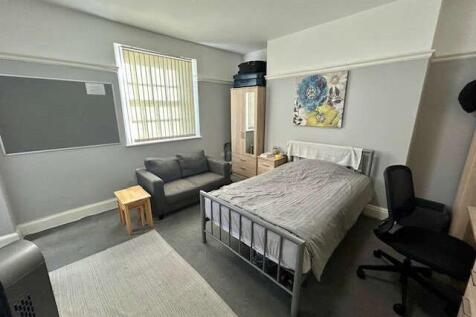 A well-maintained single bedroom featuring a co...