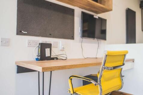 Bright and well-maintained communal workspace f...