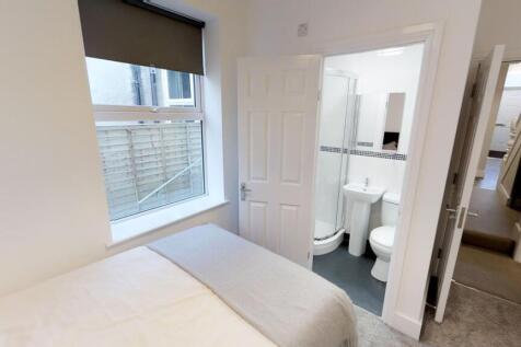 Bright and clean double bedroom featuring a com...