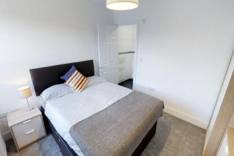 A clean and well-maintained double bedroom feat...