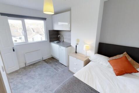 Bright and tidy single bedroom featuring a comf...