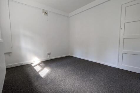 A clean and simple single bedroom with fresh wh...