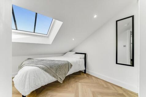 A cozy double bedroom featuring a comfortable b...