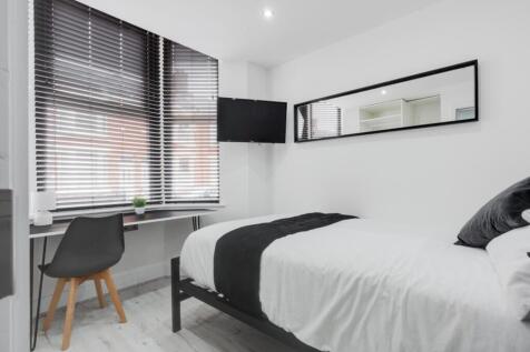 This stylish double bedroom features ample natu...