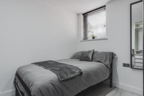 A cozy double bedroom featuring modern decor, a...