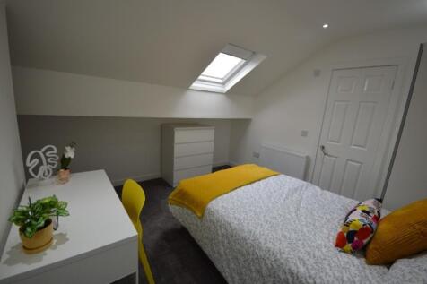 A bright and spacious large double bedroom feat...