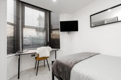 This charming double bedroom features a comfort...