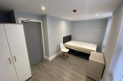 Bright and spacious double bedroom featuring mo...