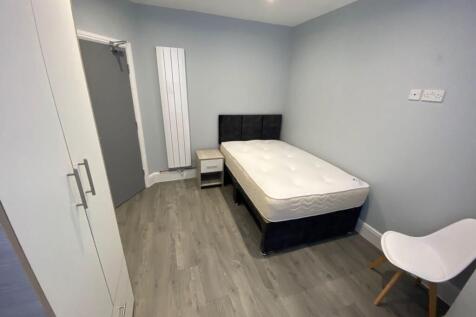 This well-appointed double bedroom features a s...