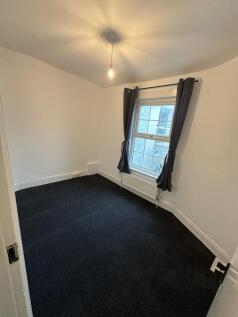 A neat and well-maintained single bedroom featu...