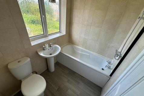 Bright and clean bathroom suite featuring a ful...