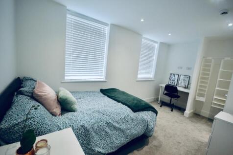 A beautifully presented double bedroom featurin...