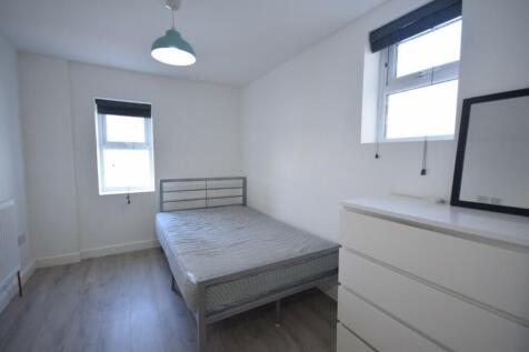 A bright and tidy double bedroom, perfect for s...