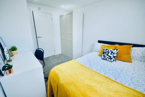 A cozy double bedroom featuring a bright and in...