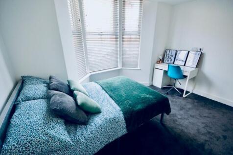 This charming double bedroom features a comfort...