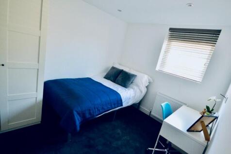 This well-appointed double bedroom features a c...