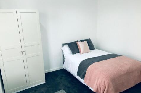 A cozy double bedroom featuring a comfortable b...