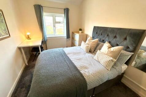 This beautifully designed double bedroom featur...