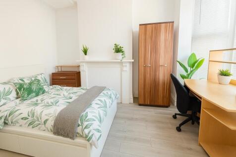 Bright and inviting double bedroom with leafy g...