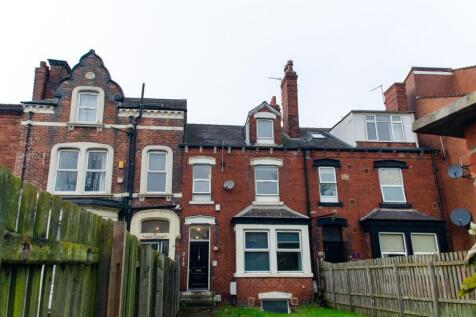 Charming traditional terraced house featuring d...