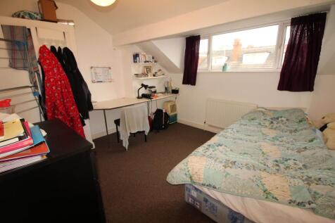Cozy bedroom featuring a comfortable single bed...