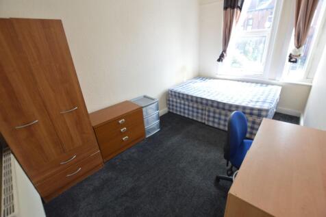 Bright and tidy single bedroom featuring a comf...