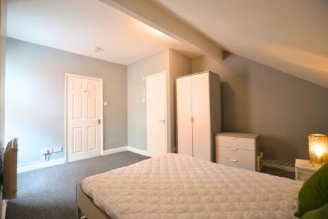 A tidy and well-maintained double bedroom featu...