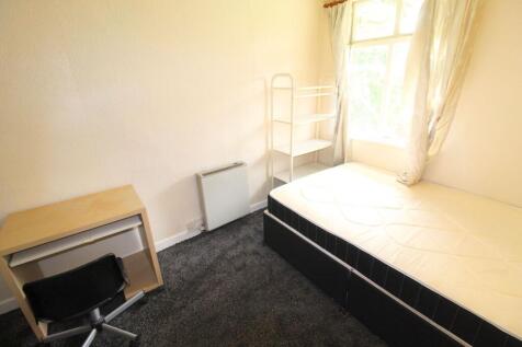 Bright and tidy single bedroom featuring a larg...
