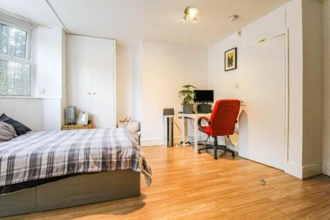 A bright, well-maintained double bedroom featur...