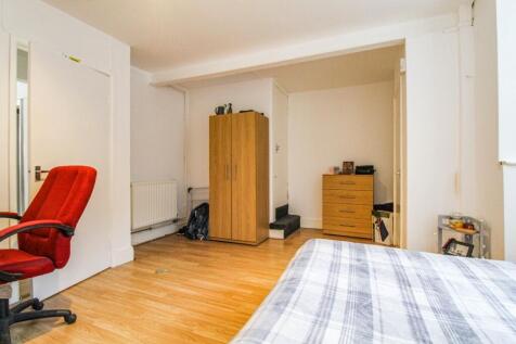 Bright and tidy double bedroom featuring a comf...