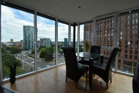 A bright and spacious large modern living room ...