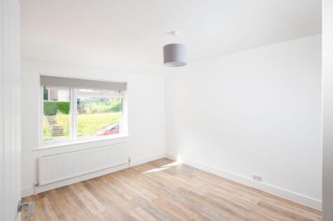A bright and freshly painted single bedroom fea...