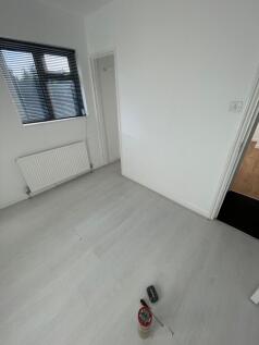 A bright and clean single bedroom with light wo...