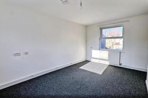 Bright and clean double bedroom with a large wi...