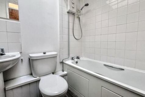 Bright and clean bathroom suite featuring a mod...
