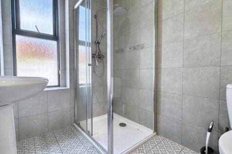 A bright, well-maintained bathroom suite featur...