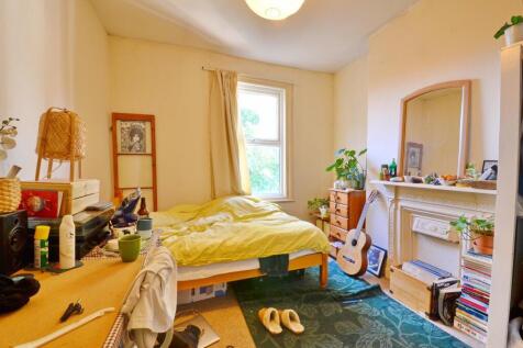 A cozy double bedroom featuring a bright window...