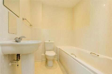 A clean and well-maintained bathroom suite feat...