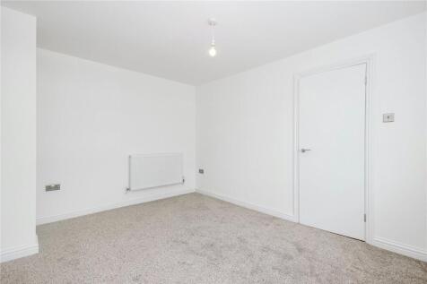 Bright and clean single bedroom with neutral de...