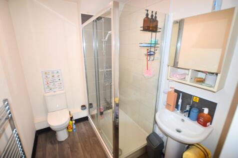 Well-maintained bathroom featuring a modern sho...