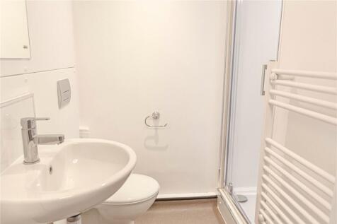 Bright and clean bathroom suite featuring a mod...