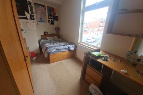Bright and tidy single bedroom featuring a larg...