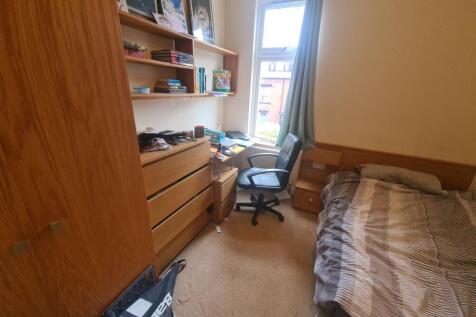 Cozy single bedroom featuring a comfortable sin...