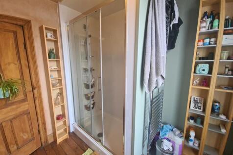 Bright and well-maintained bathroom suite featu...