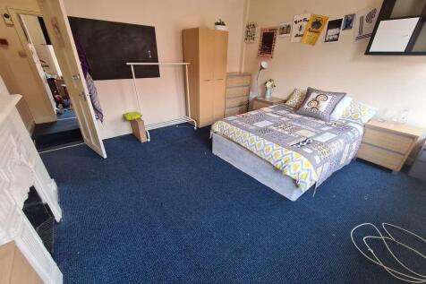 A cozy double bedroom featuring a comfortable b...