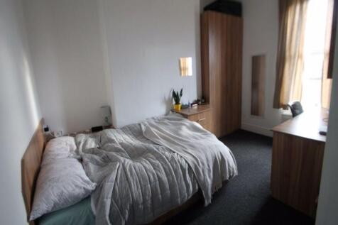 A cozy double bedroom featuring a comfortable d...