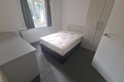 A cozy double bedroom featuring a comfortable b...