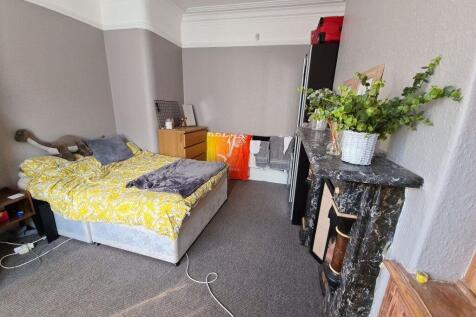 A cozy double bedroom featuring a comfortable b...